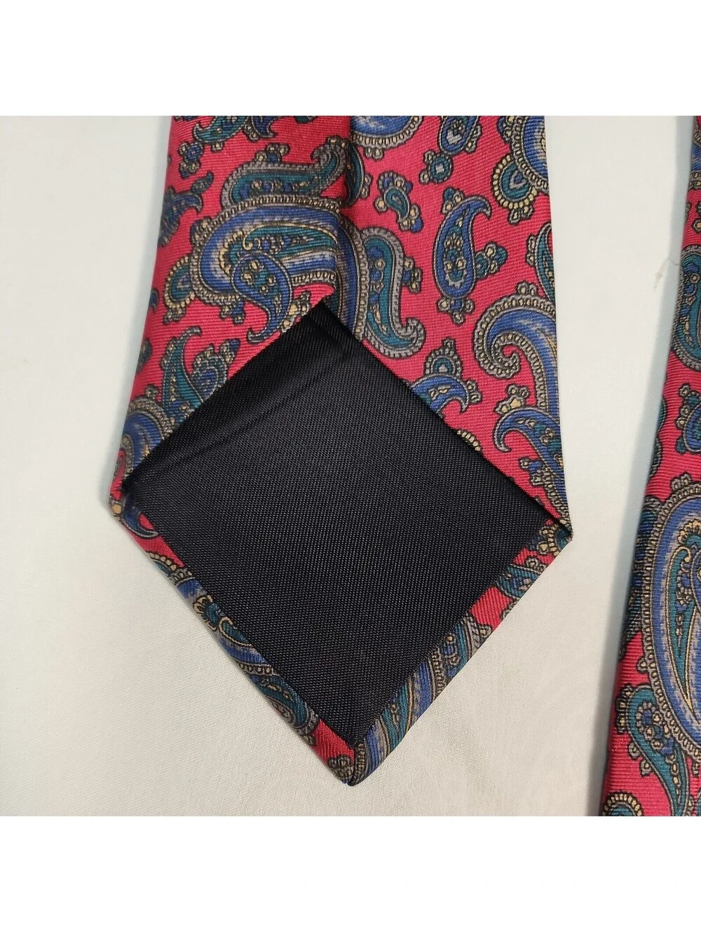 Van Heusen Classic  Collection Men's Tie Silk Paisley Red Background 57 inch.